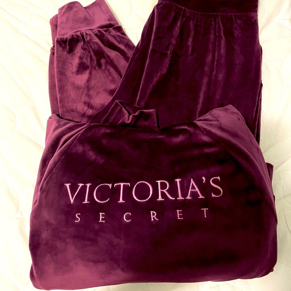 Victoria’s Secret velvet matching set. Size small, brand new with tags